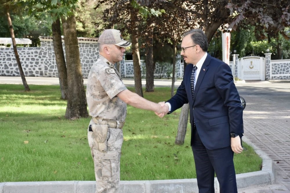 Siirt Valisi Kızılkaya, İl jandarma komutanından brifing aldı
