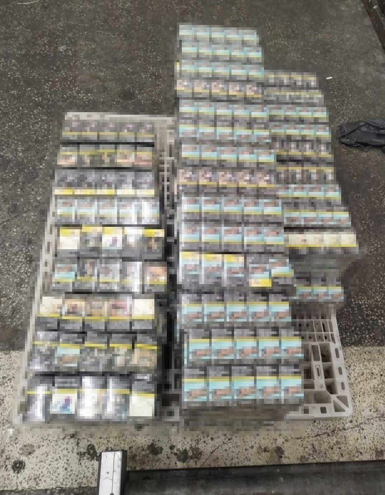 Mobilyalar arasına gizlenen 61 bin 600 adet ka&ccedil;ak sigara bulundu
