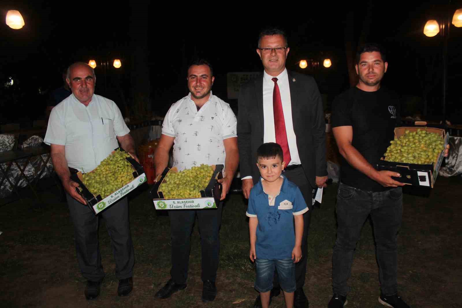 Alaşehir&rsquo;in &Uuml;z&uuml;m Festivaline muhteşem final
