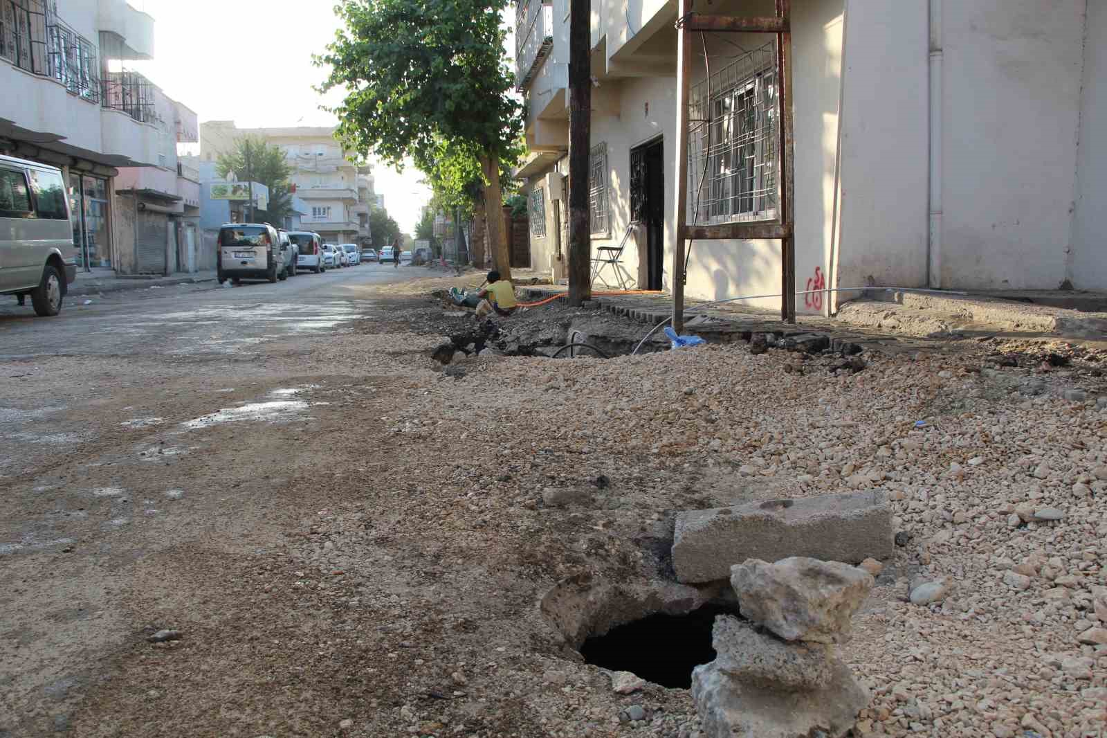 Batman’da vatandaş belediyenin açık bıraktığı çukurlardan tedirgin
