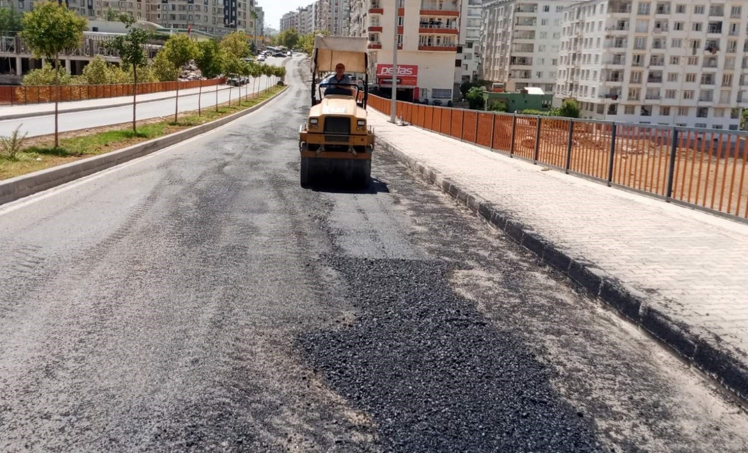 Siirt Belediyesi asfalt &ccedil;alışmalarına devam ediyor
