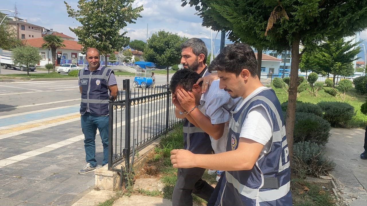 Cinayet zanlısı: "K&uuml;f&uuml;r etti, &ouml;nce şişeyle sonra taşla kafasına vurdum" dedi
