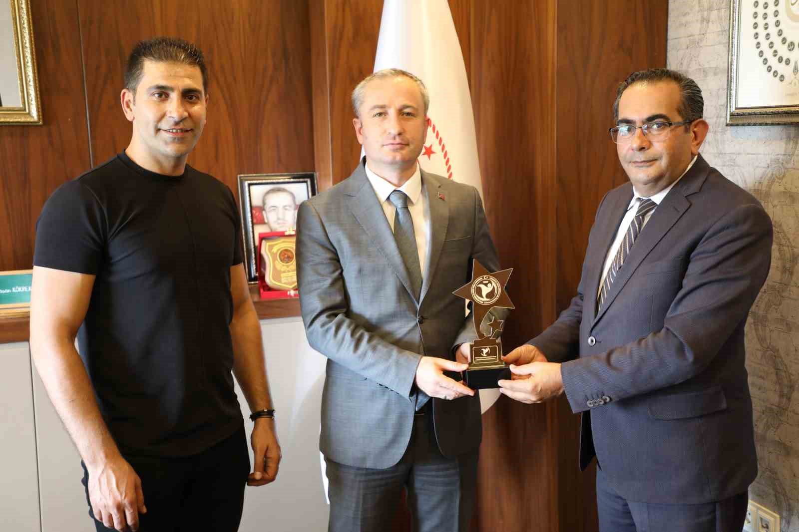 Ağrı İl Milli Eğitim M&uuml;d&uuml;r&uuml;ne Halk Oyunlarından Plaket
