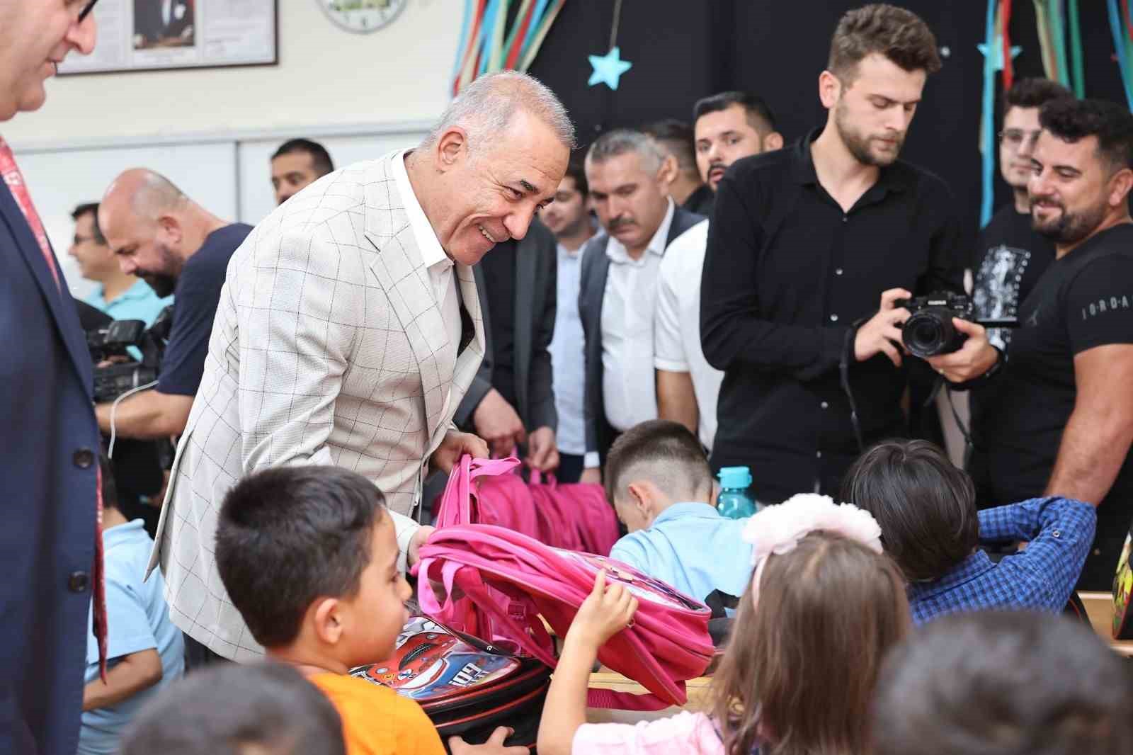 Sultangazi’de 12 bin öğrenciye çanta ve kırtasiye seti hediyesi