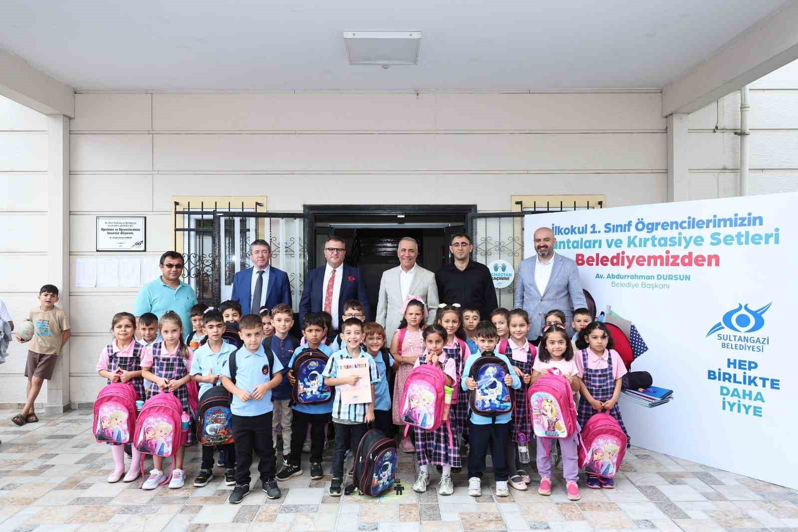 Sultangazi&rsquo;de 12 bin &ouml;ğrenciye &ccedil;anta ve kırtasiye seti hediyesi
