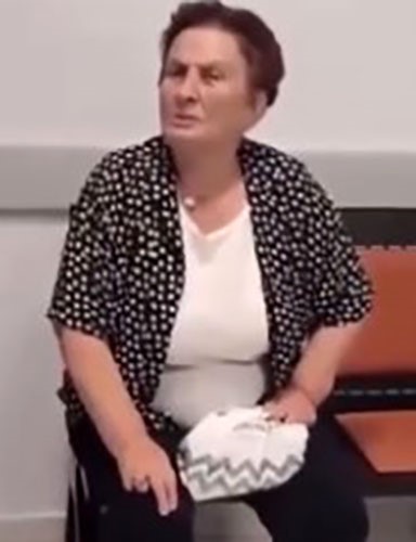 Hastanede sıra bekleyen &ccedil;arşaflı iki kadına hakaret eden kadına Of il&ccedil;e halkı tepkili
