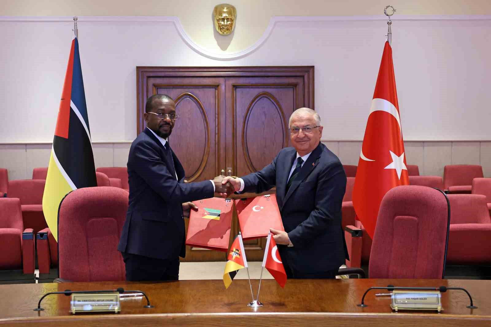 Mozambik Savunma Bakanı Chume Ankara’da