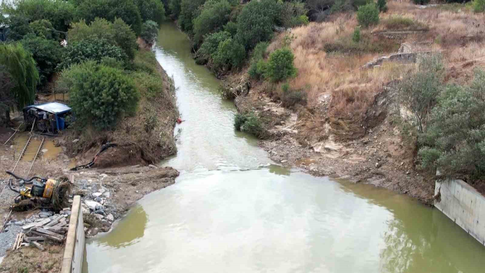 Halkalı g&uuml;mr&uuml;ğ&uuml;ndeki taşkına yarım kalan dere ıslahı neden oldu
