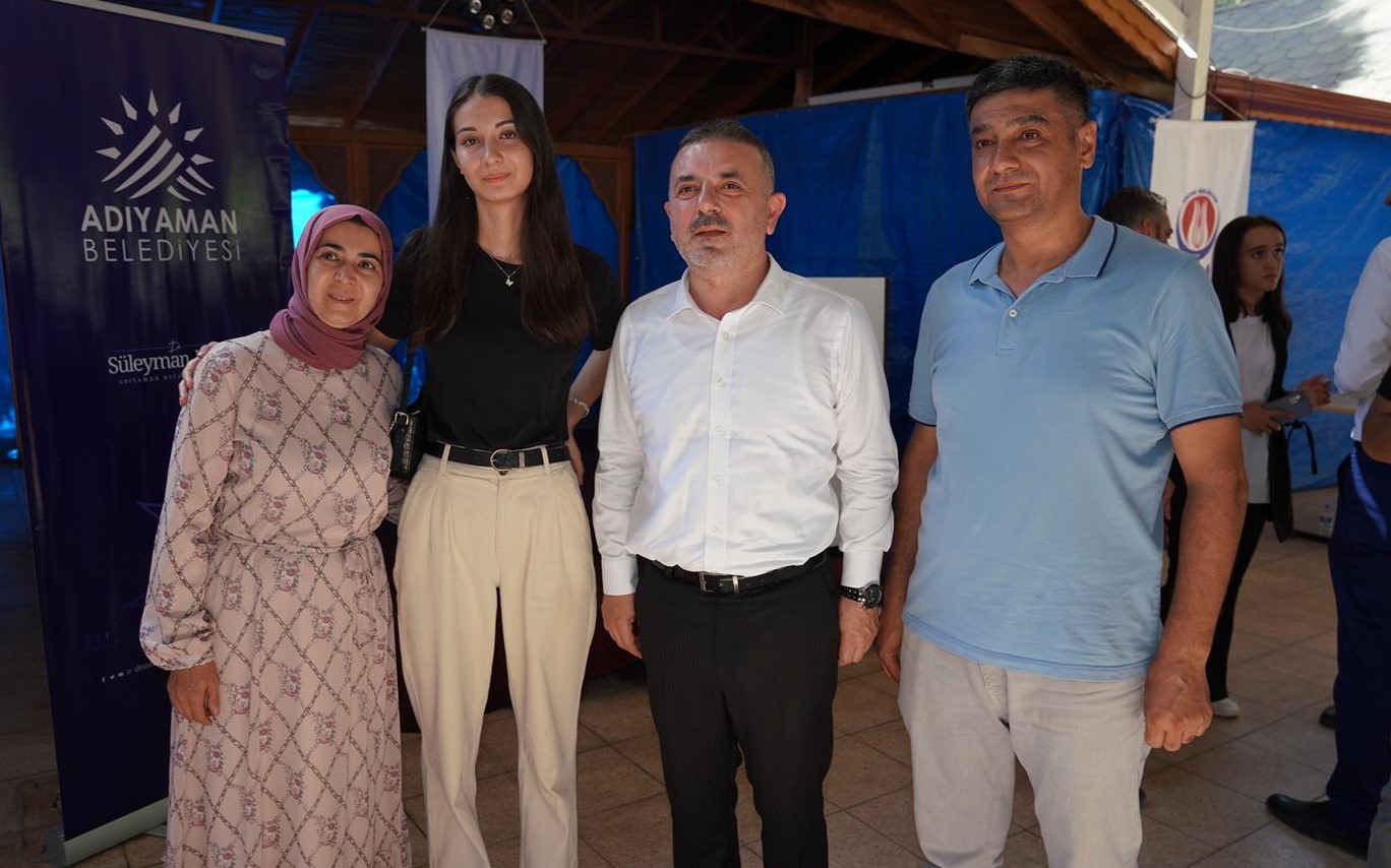 Sincan Belediyesinden YKS&rsquo;yi kazanan depremzede &ouml;ğrencilere para &ouml;d&uuml;l&uuml;
