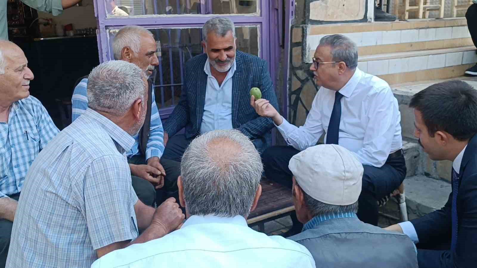 Vali Su, Dicle’de çiftçilere tarım makineleri dağıtımı ve badem fabrikasının açılışına katıldı