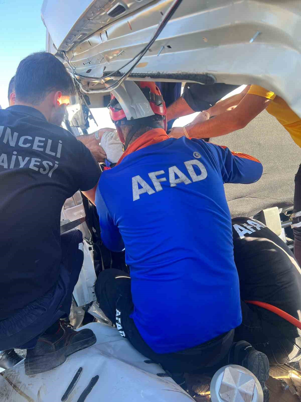 Tunceli’de 2 araç kafa kafaya çarpıştı: 3 ağır yaralı