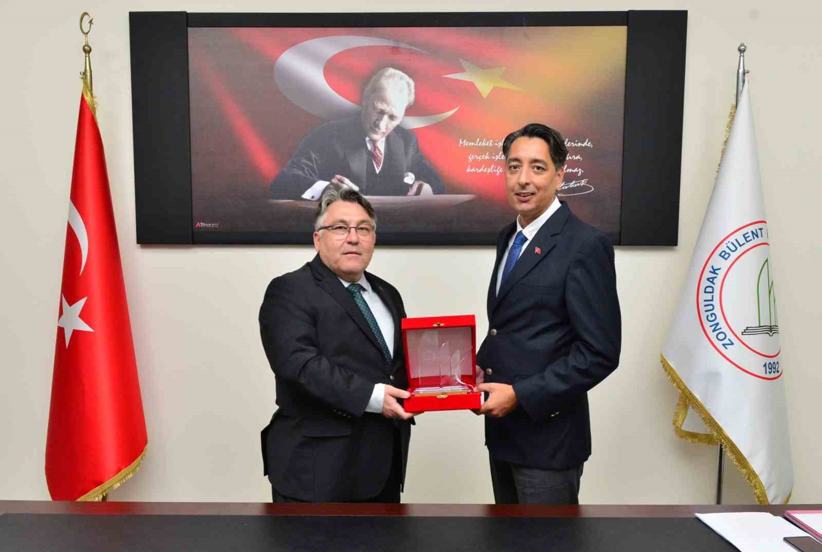 ZBEÜ Senato Toplantısında Doç. Dr. Kömürcü’ye plaket takdim edildi