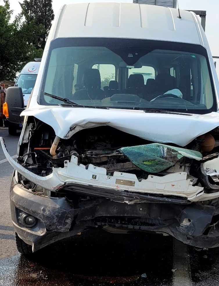 İzmir’de servis minibüsü ile otomobil çarpıştı: 7 yaralı