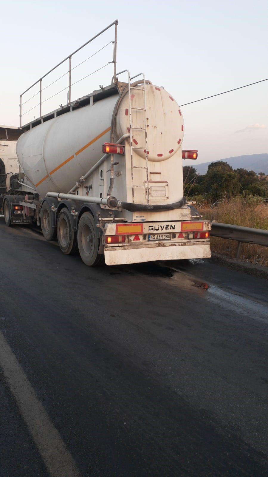 Aydın’da refüje tanker çarptı: 1 yaralı