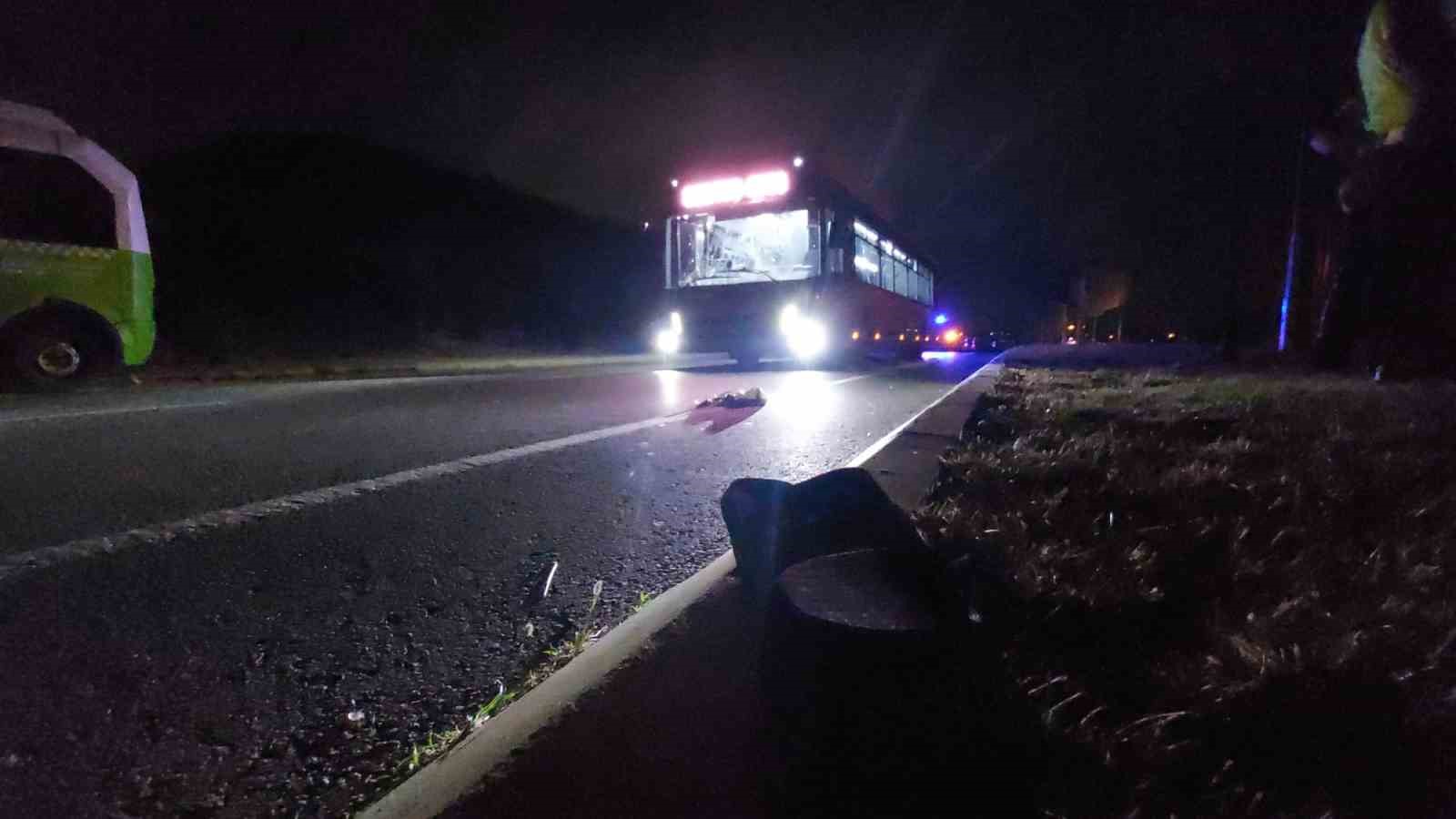 Yolun karşısına geçen şahsa halk otobüsü çarptı