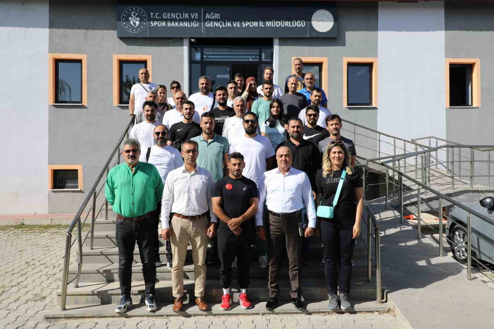 Ağrı Gen&ccedil;lik ve Spor İl M&uuml;d&uuml;rl&uuml;ğ&uuml;, yeni sezon &ouml;ncesi antren&ouml;rleri ile toplantı yaptı
