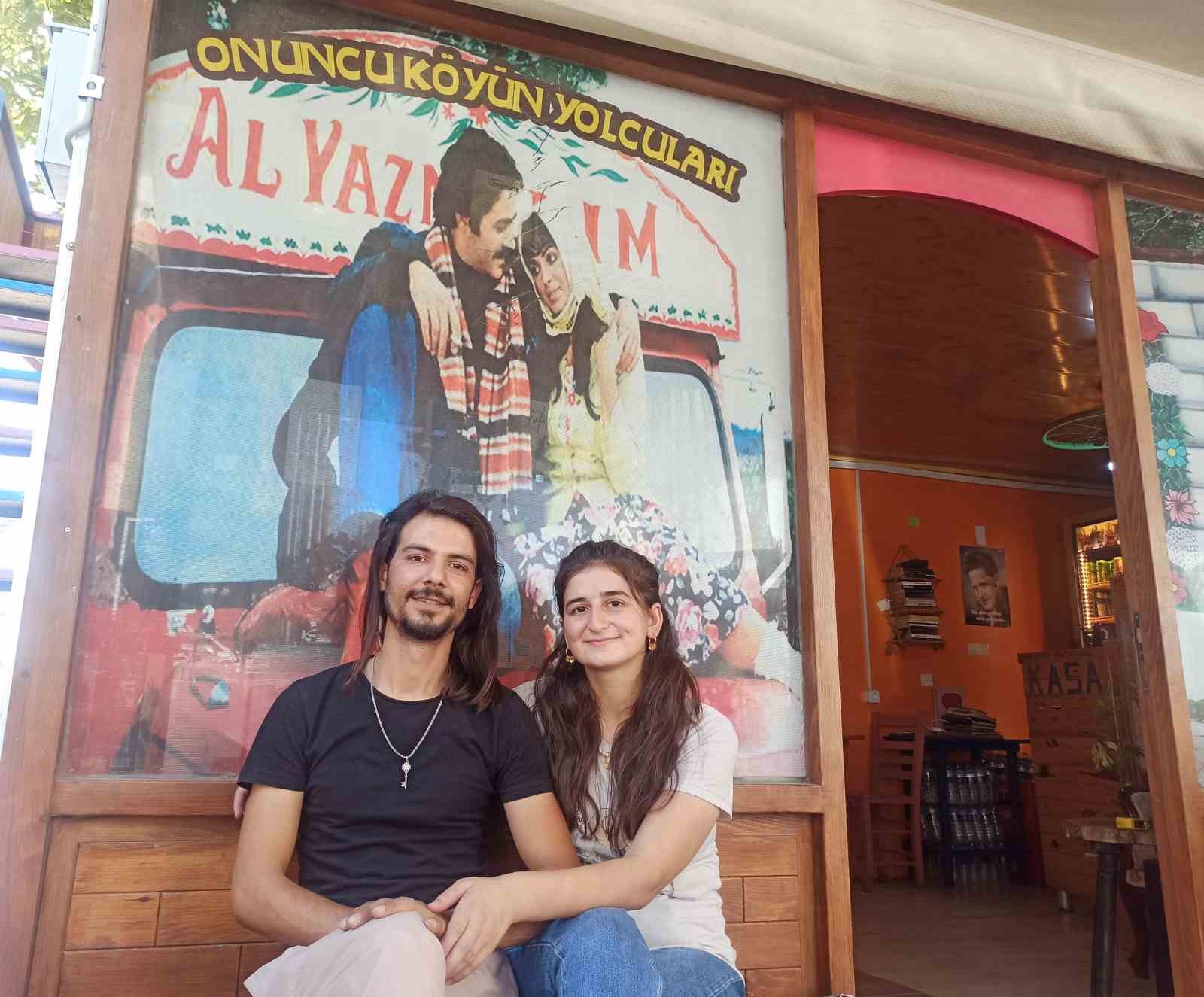 Kahramanmaraş’ta kendi imkanlarıyla yaptıkları konteyner kafede nostaljiyi yaşatıyorlar