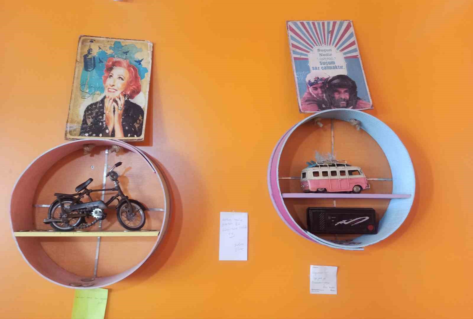 Kahramanmaraş&rsquo;ta kendi imkanlarıyla yaptıkları konteyner kafede nostaljiyi yaşatıyorlar
