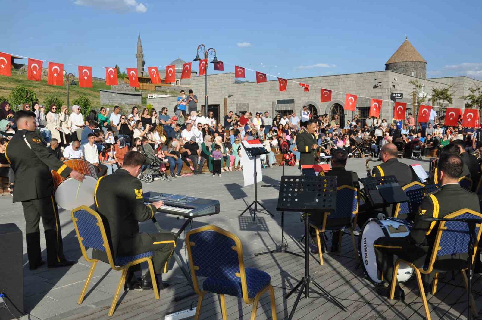Kars’ta bando konseri yoğun ilgi gördü