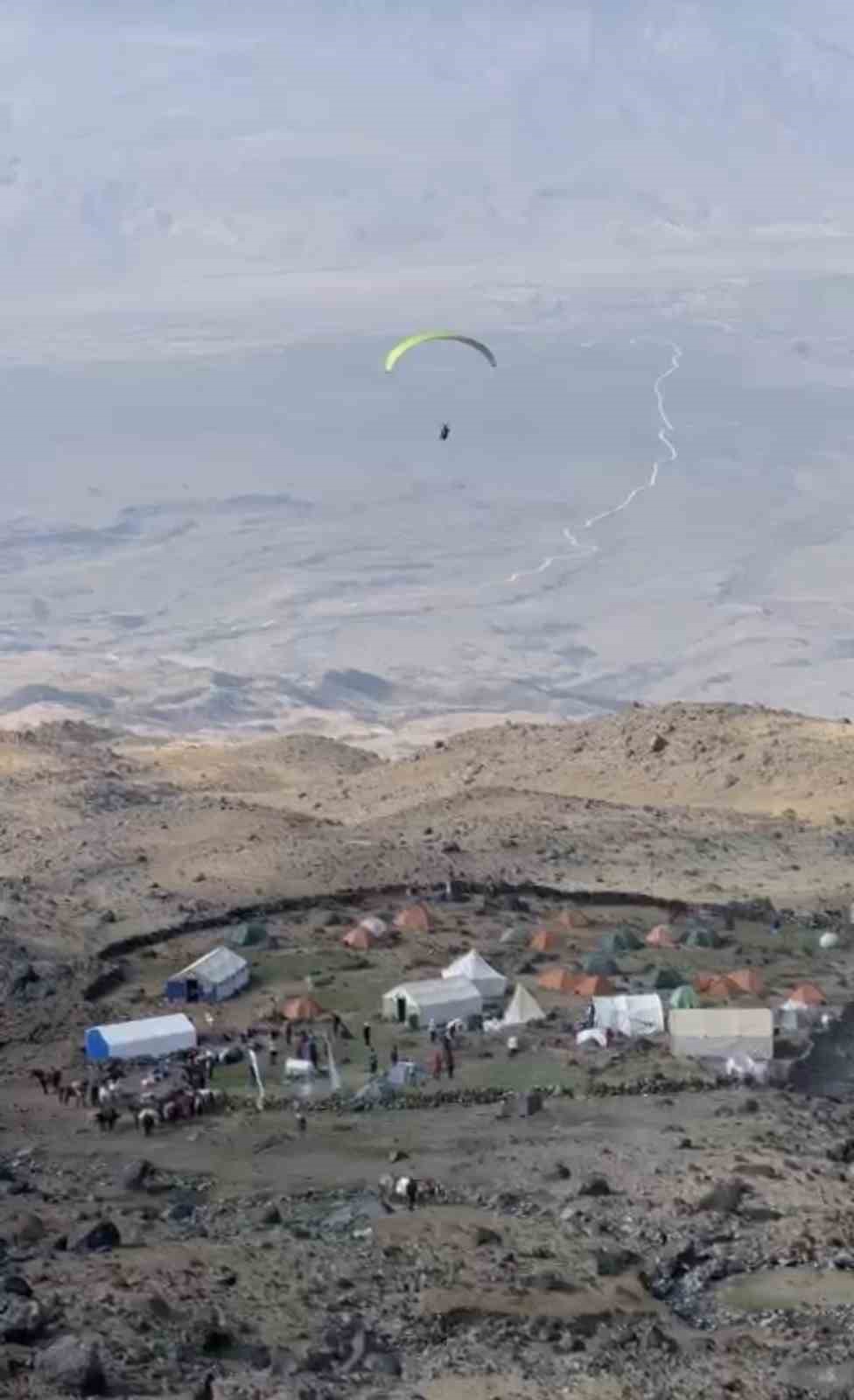 Ağrı Dağı zirvesinden yama&ccedil; paraş&uuml;t&uuml; ile indi
