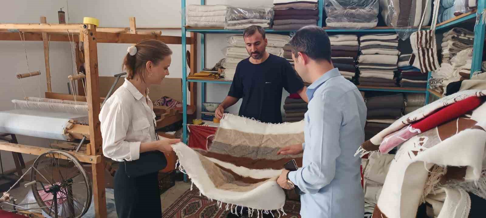 Alman moda tasarımcısı Siirt’in tiftik battaniyesini inceledi