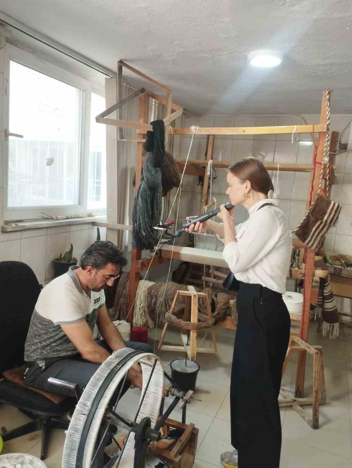 Alman moda tasarımcısı Siirt&rsquo;in tiftik battaniyesini inceledi
