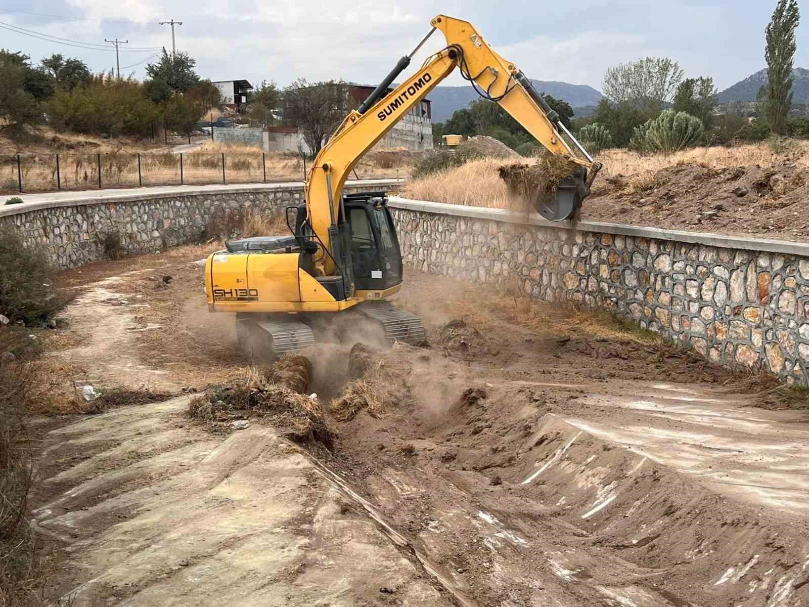 Ezine&rsquo;de taşkınlara karşı Ak&ccedil;in &ccedil;ayı ve &Uuml;sk&uuml;f&ccedil;&uuml; deresindeki su akış yatakları temizleniyor
