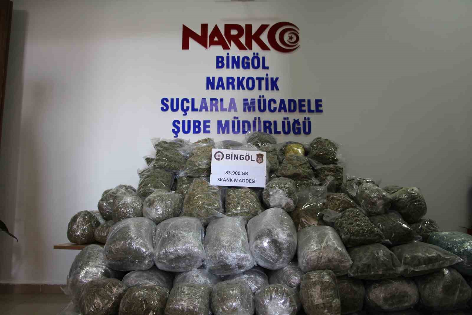 Bingöl’de 84 kilo esrar ele geçirildi: 3 firari şahsı arama çalışmaları sürüyor