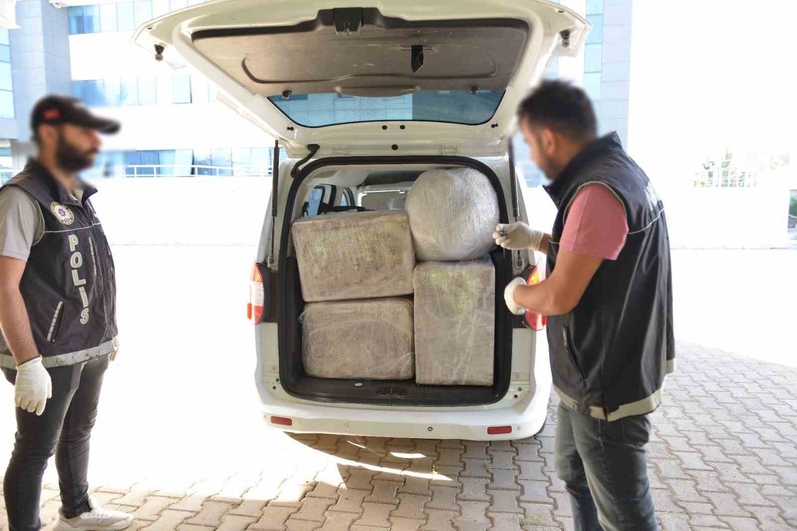 Bing&ouml;l&rsquo;de 84 kilo esrar ele ge&ccedil;irildi: 3 firari şahsı arama &ccedil;alışmaları s&uuml;r&uuml;yor
