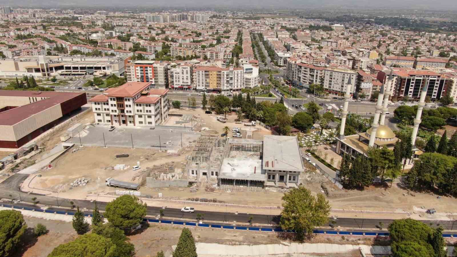 Yunusemre’nin ’100. Yıl Meydanı’ projesi inşaatı devam ediyor