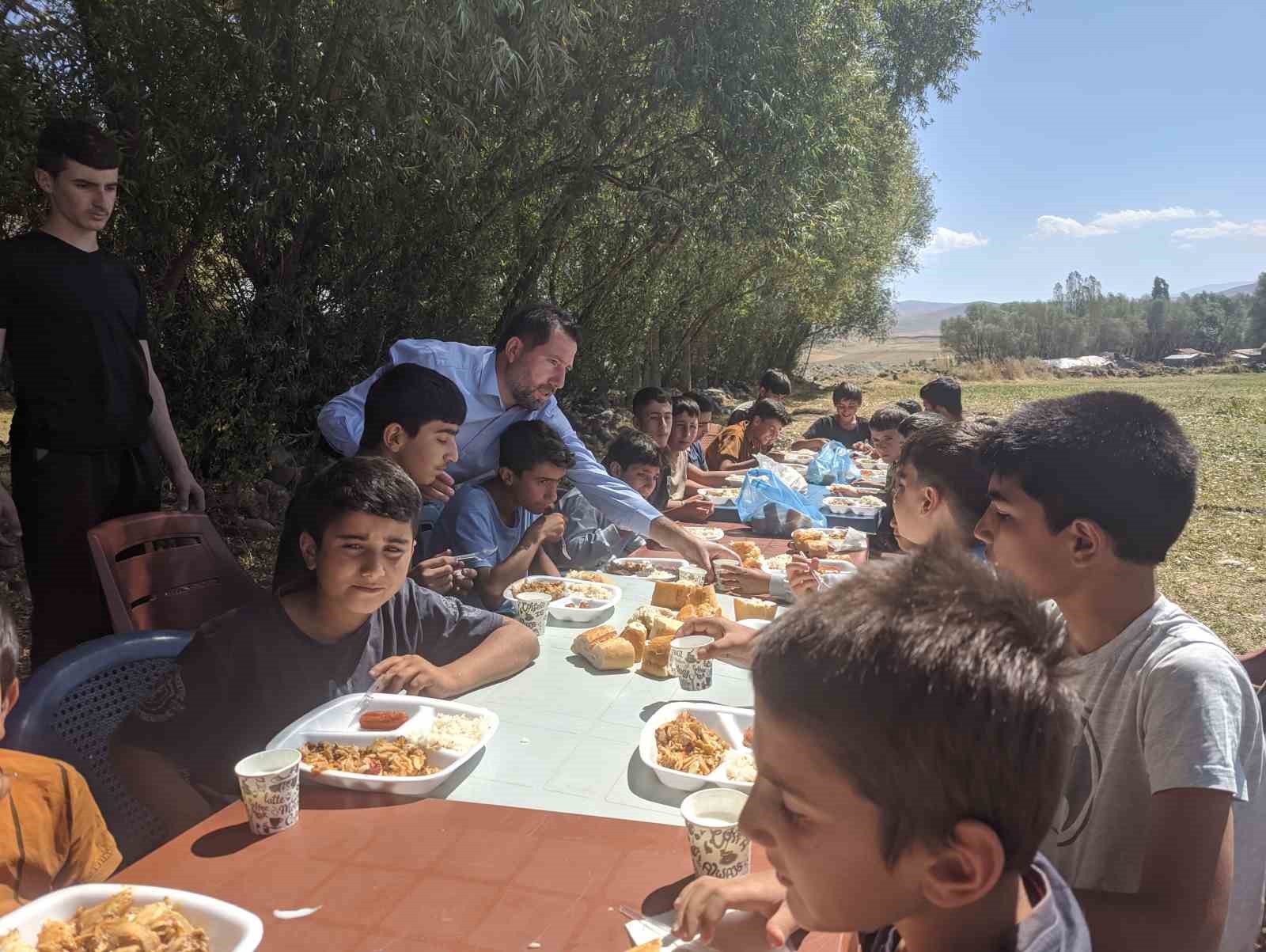 100 &ccedil;ocuğa yemek ve kırtasiye malzemesi dağıtıldı
