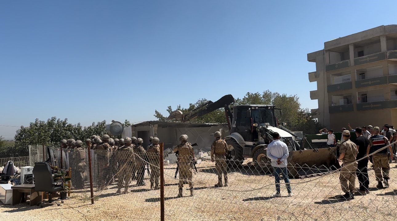 Suruç’ta kaçak galericiler sitesinin yıkımında gerginlik yaşandı