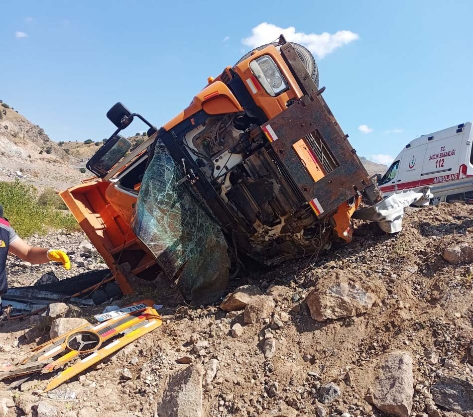 Kontrolden çıkan kamyon şarampole devrildi: 1 ölü