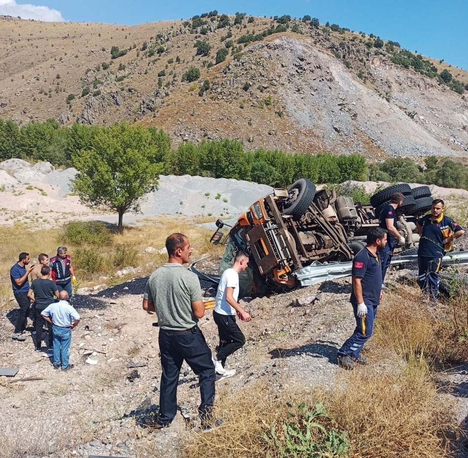 Kontrolden çıkan kamyon şarampole devrildi: 1 ölü
