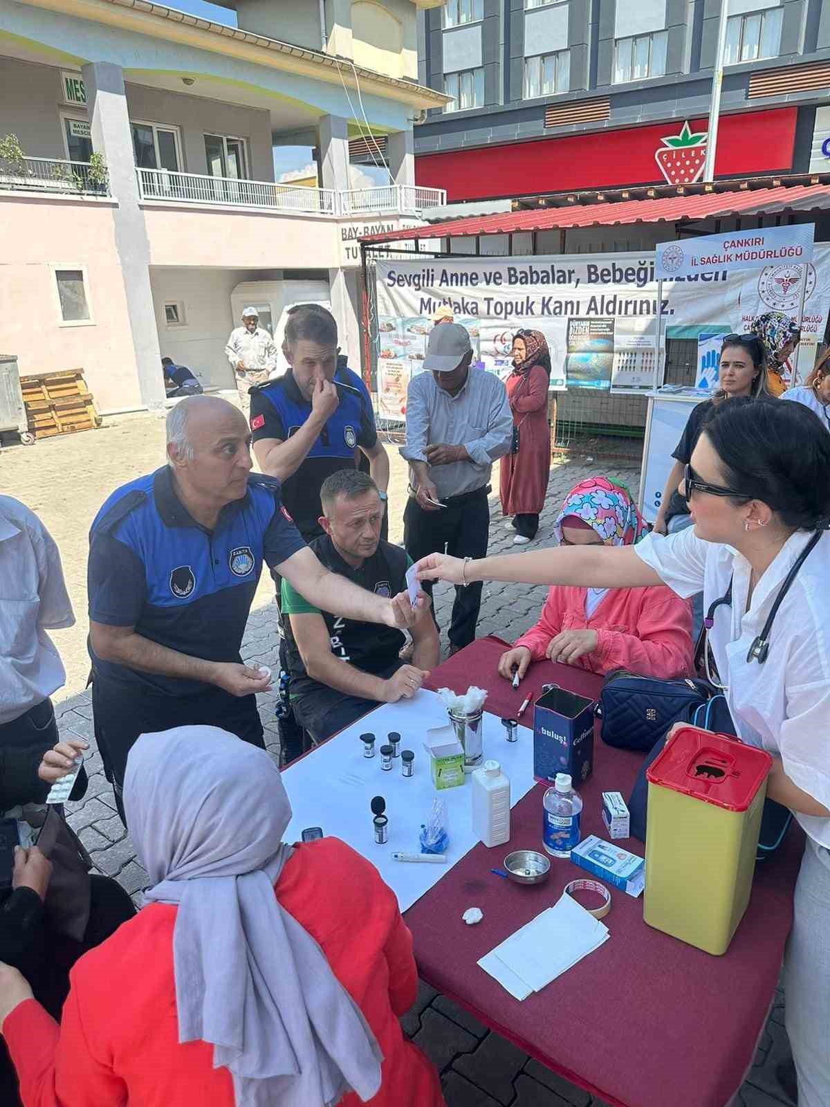 Vatandaşlar semt pazarında hem bilinçlendi hem de kan şekeri ve tansiyonunu ölçtürdü
