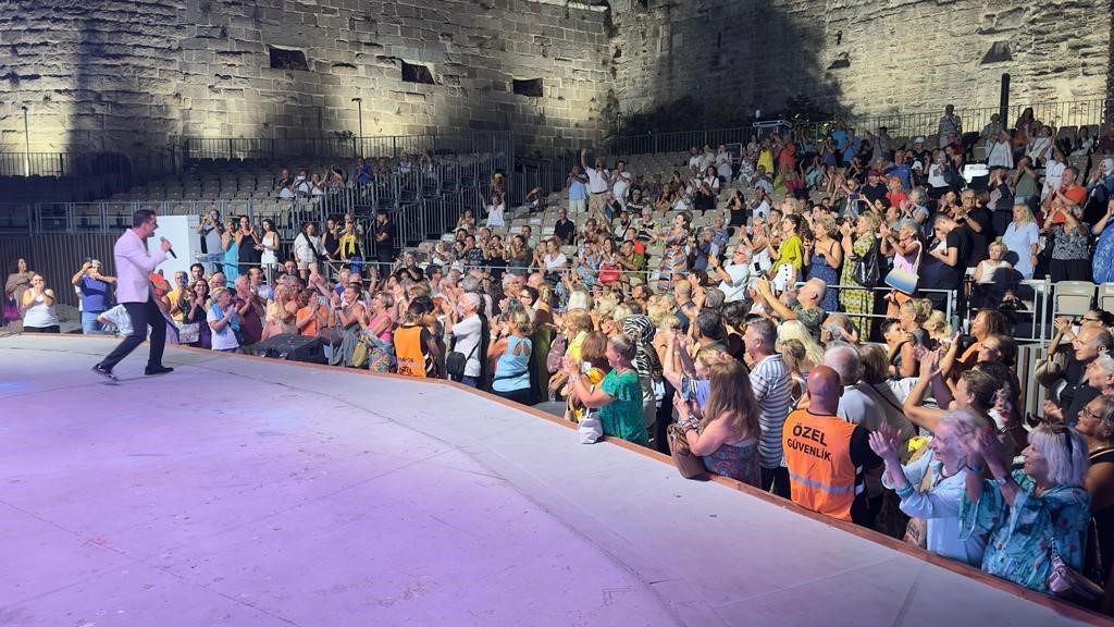 Bodrum Kalesi’nde coşkulu konser: Halk konserine vatandaşlar akın etti