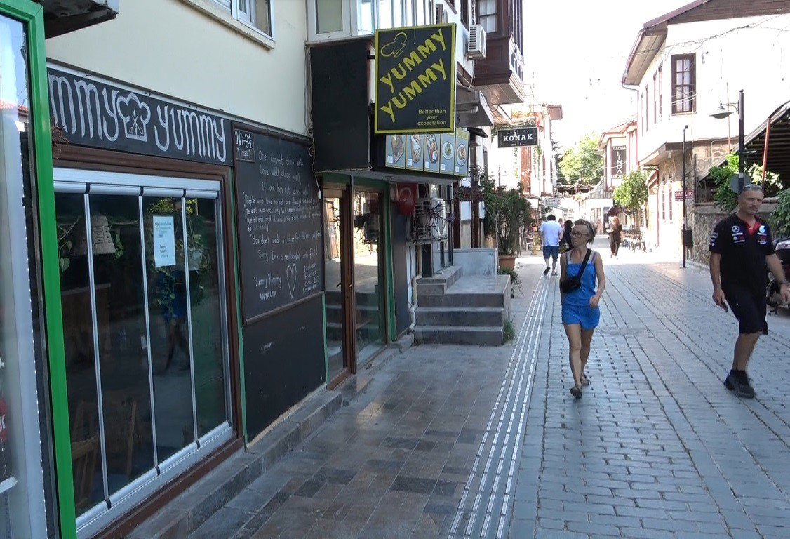 M&uuml;şteriler yemek yerken o g&ouml;z&uuml;n&uuml; boş masadaki telefona &ccedil;evirdi
