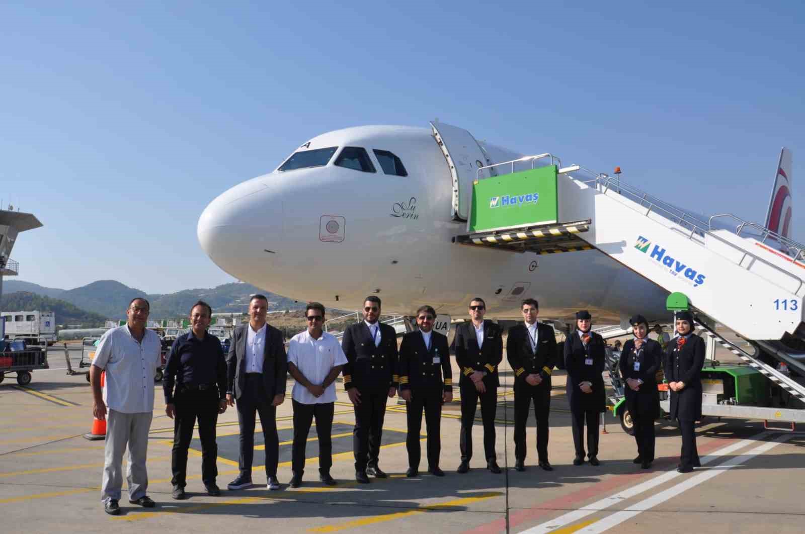 İran’dan Gazipaşa-Alanya Havalimanı’na ilk kez düzenlenen uçak seferinde yolcular çiçeklerle karşılandı