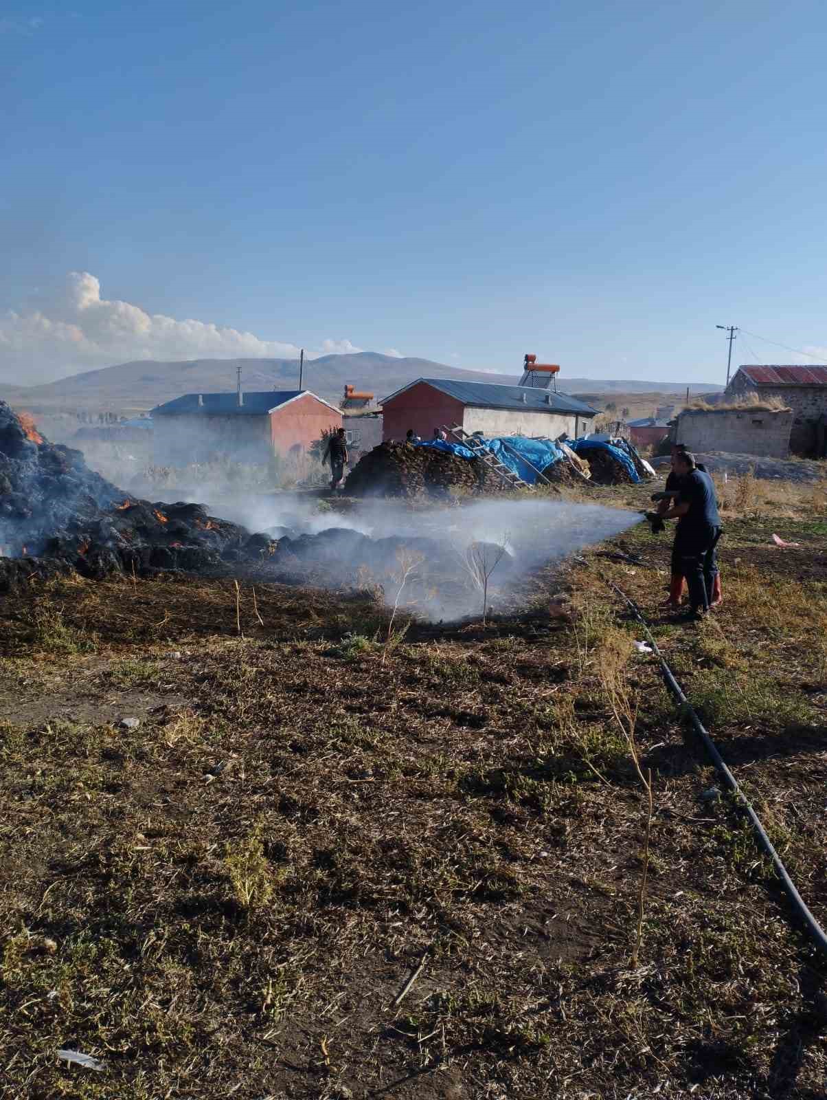 Kars&rsquo;ta 20 ton ot yanarak k&uuml;l oldu
