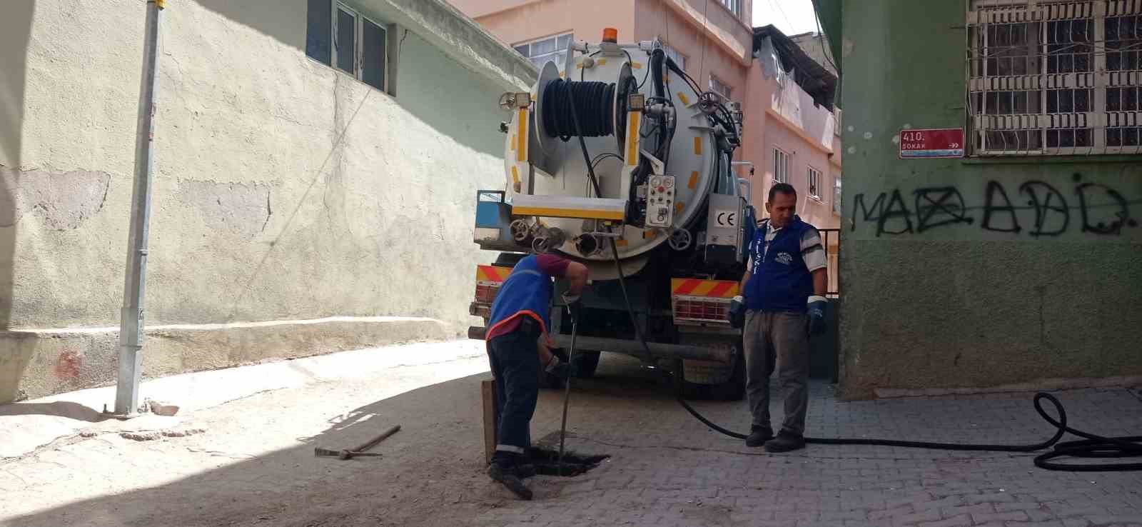 Siirt Belediyesi ekiplerince mazgal ve r&ouml;garlar temizleniyor
