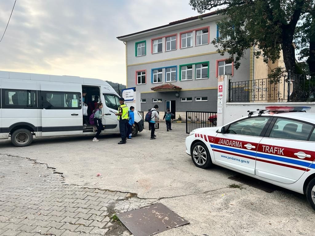 Jandarma servis ara&ccedil;larını denetledi
