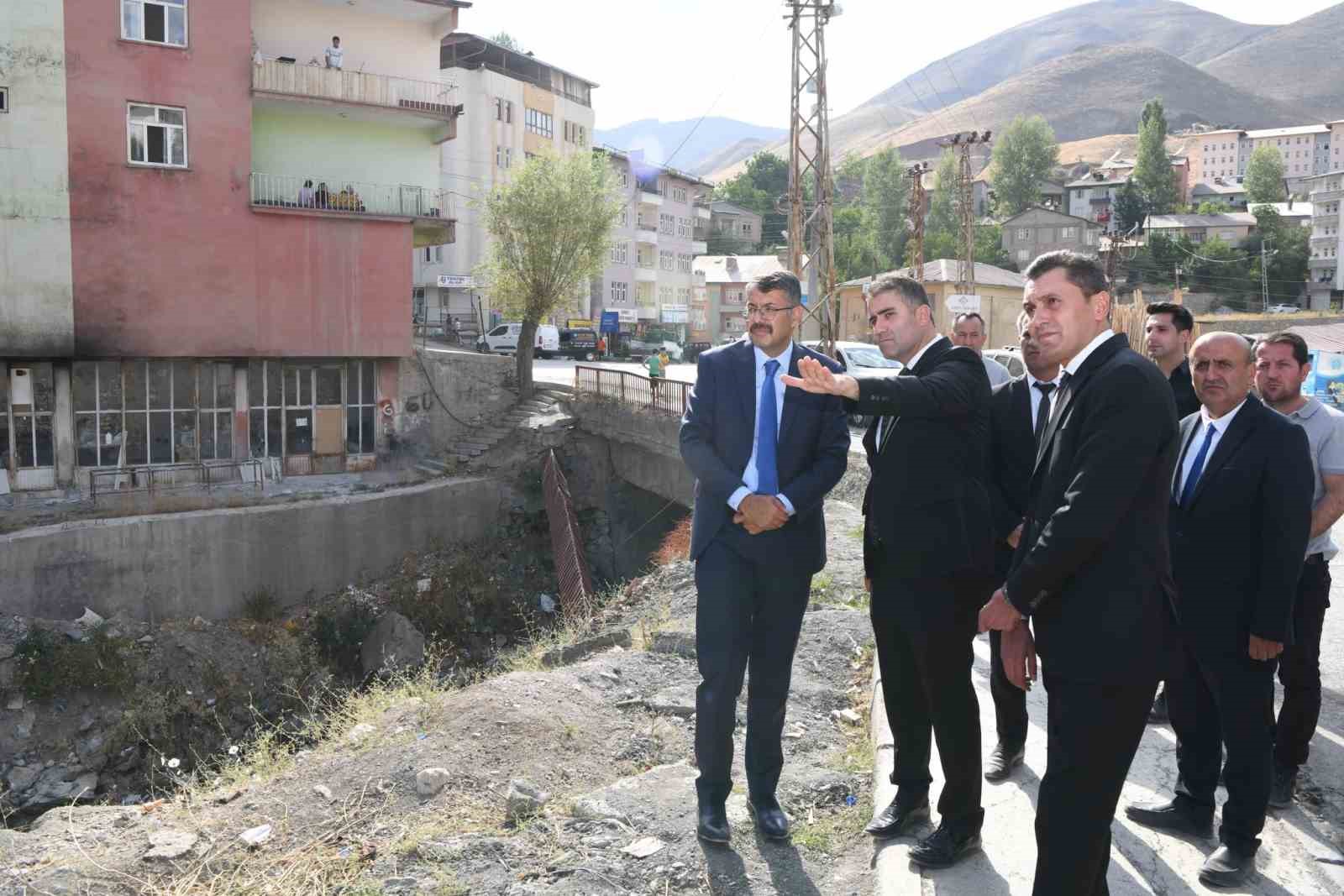 Vali Çelik, vatandaşları ziyaret ederek sorunlarını çözmeye çalışıyor