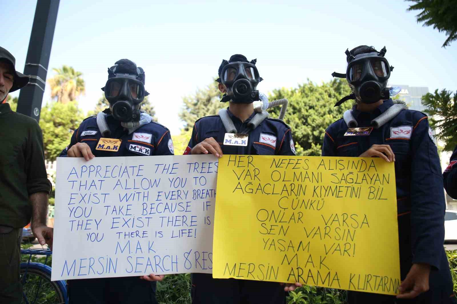 İ&ccedil;inde &ccedil;am ağacı olan oksijen maskesi ile sokaklarda tur attılar
