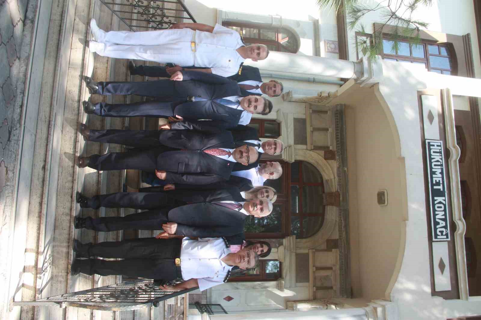 Vali İsmail Ustaoğlu&rsquo;ndan ilk il&ccedil;e ziyareti Edremit&rsquo;e
