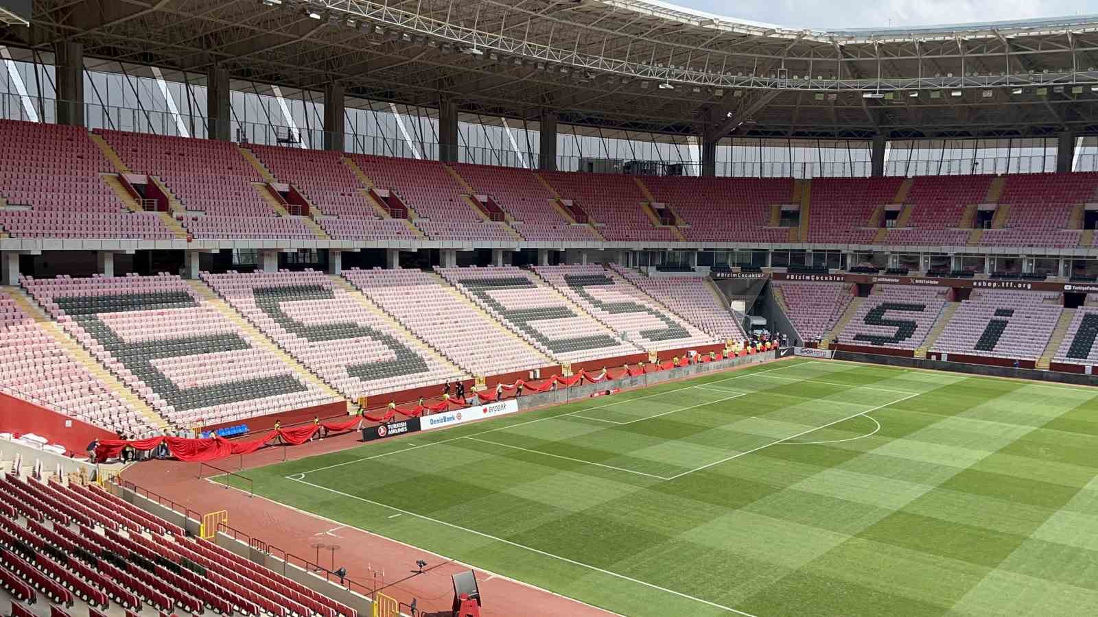 Yeni Atatürk Stadyumu’nda milli maç öncesi yoğun çalışma