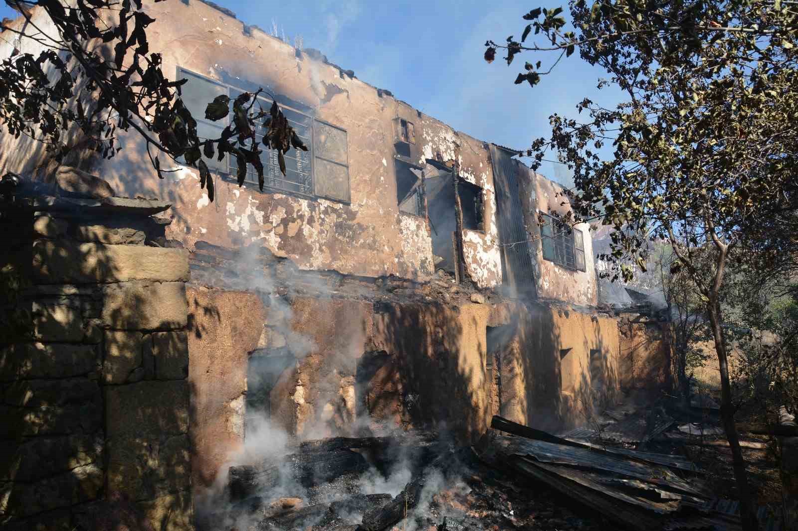 Giresun’da iki katlı ahşap ev yangında kullanılmaz hale geldi