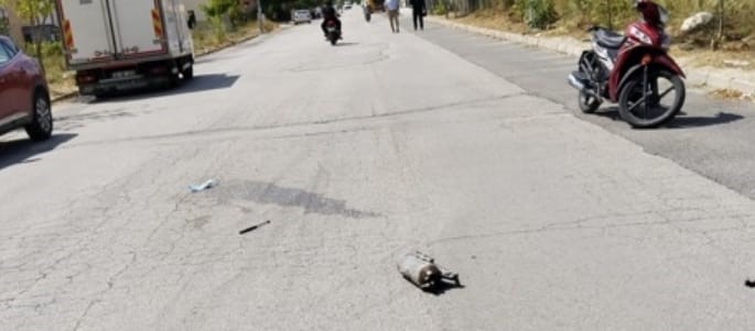 Ticari taksinin &ccedil;arptığı motosiklet s&uuml;r&uuml;c&uuml;s&uuml; ağır yaralandı
