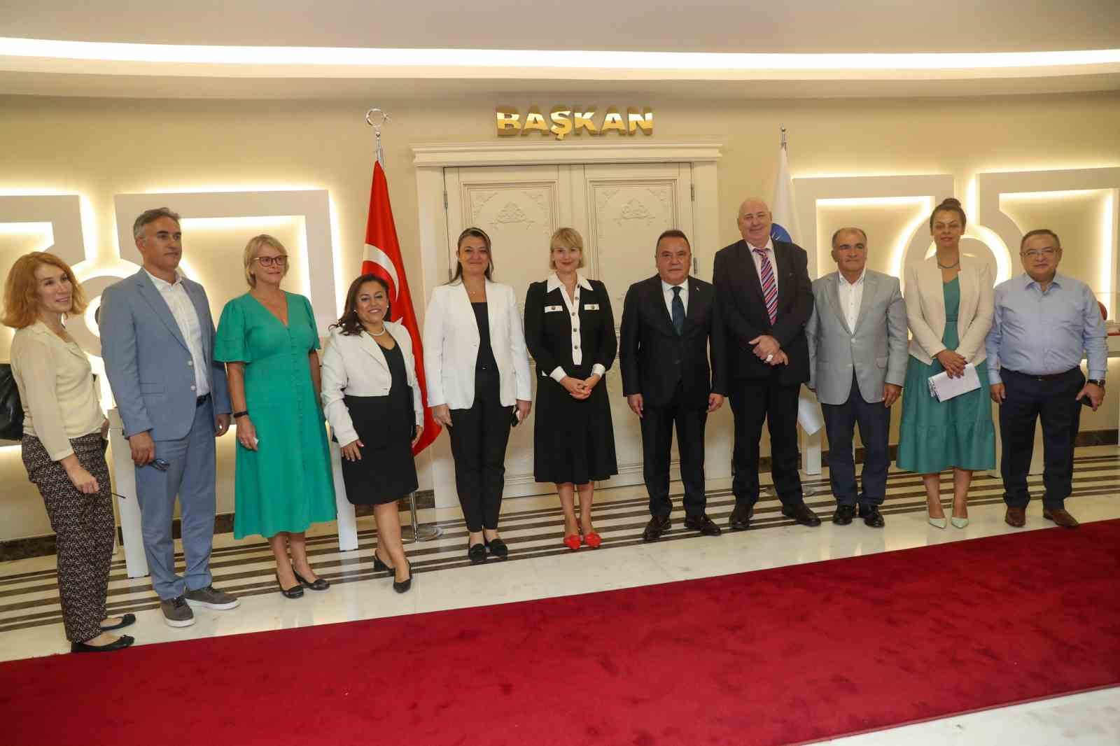 İngiltere B&uuml;y&uuml;kel&ccedil;isi Morris: "İngiliz vatandaşlar Antalya&rsquo;da mutlu"
