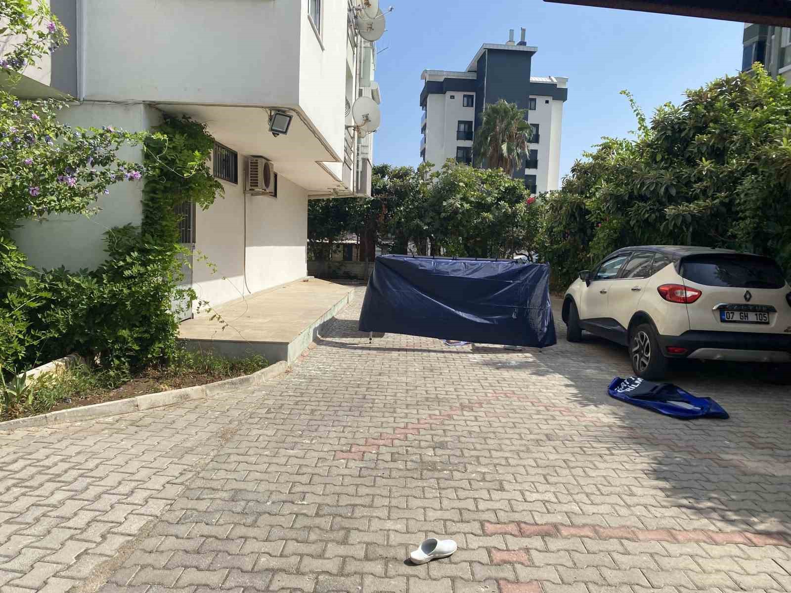 Demre eski belediye başkanı Adnan Genç’in site bahçesinde cansız bedeni bulundu