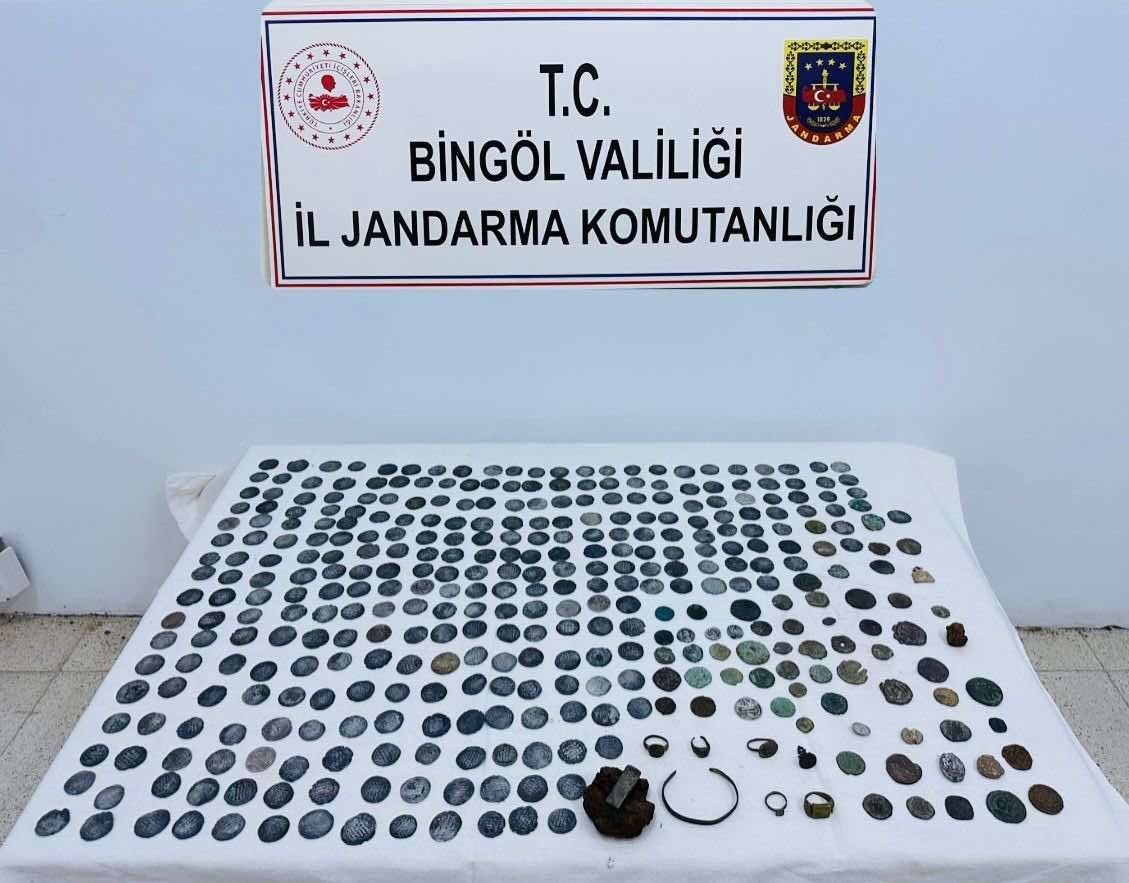 Bingöl’de 362 adet sikke ve 2 adet göktaşı ele geçirildi